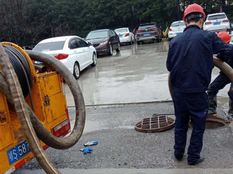 新津区市政管道清淤化粪池清理。